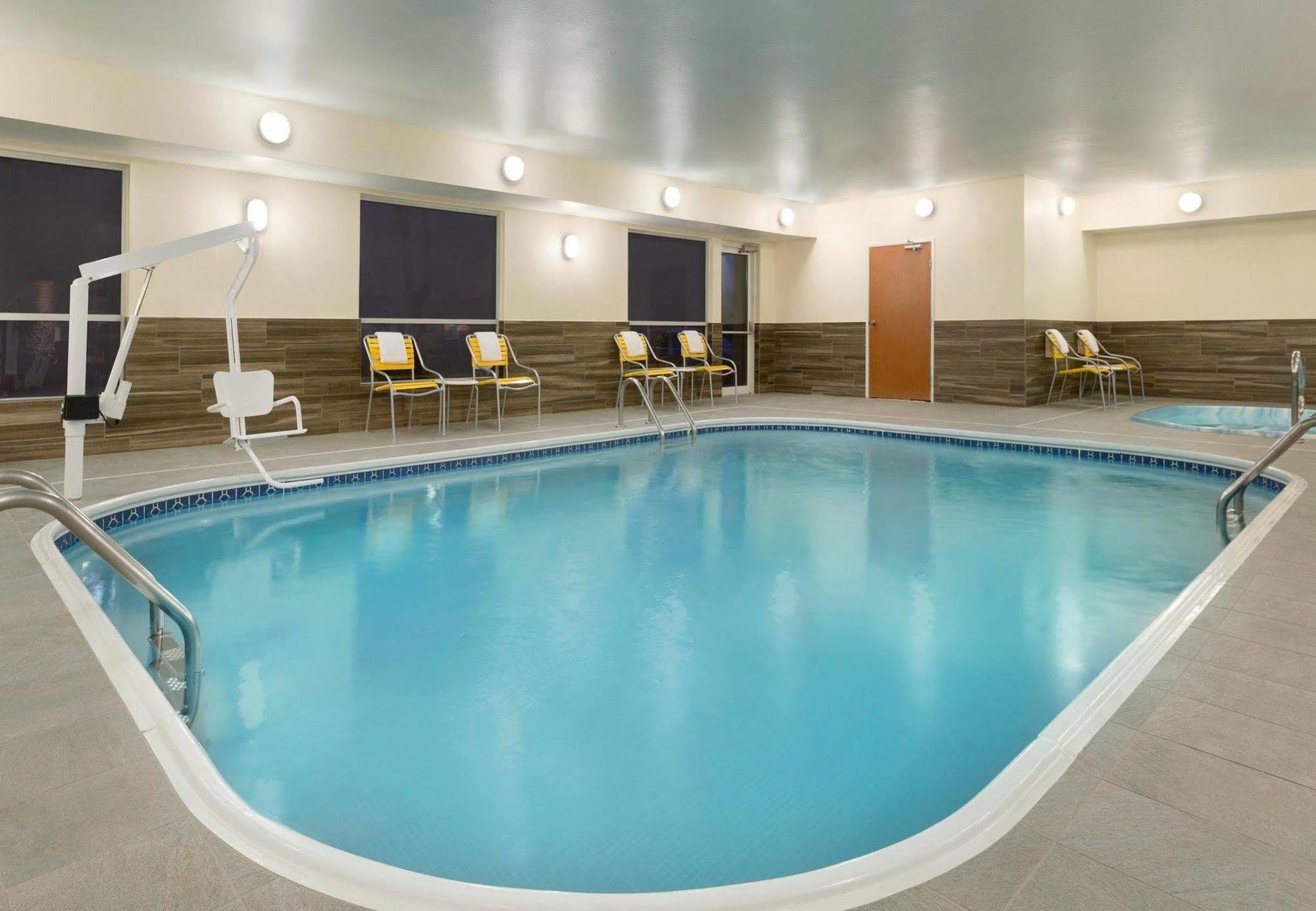 Fairfield Inn & Suites Bismarck South Exteriör bild